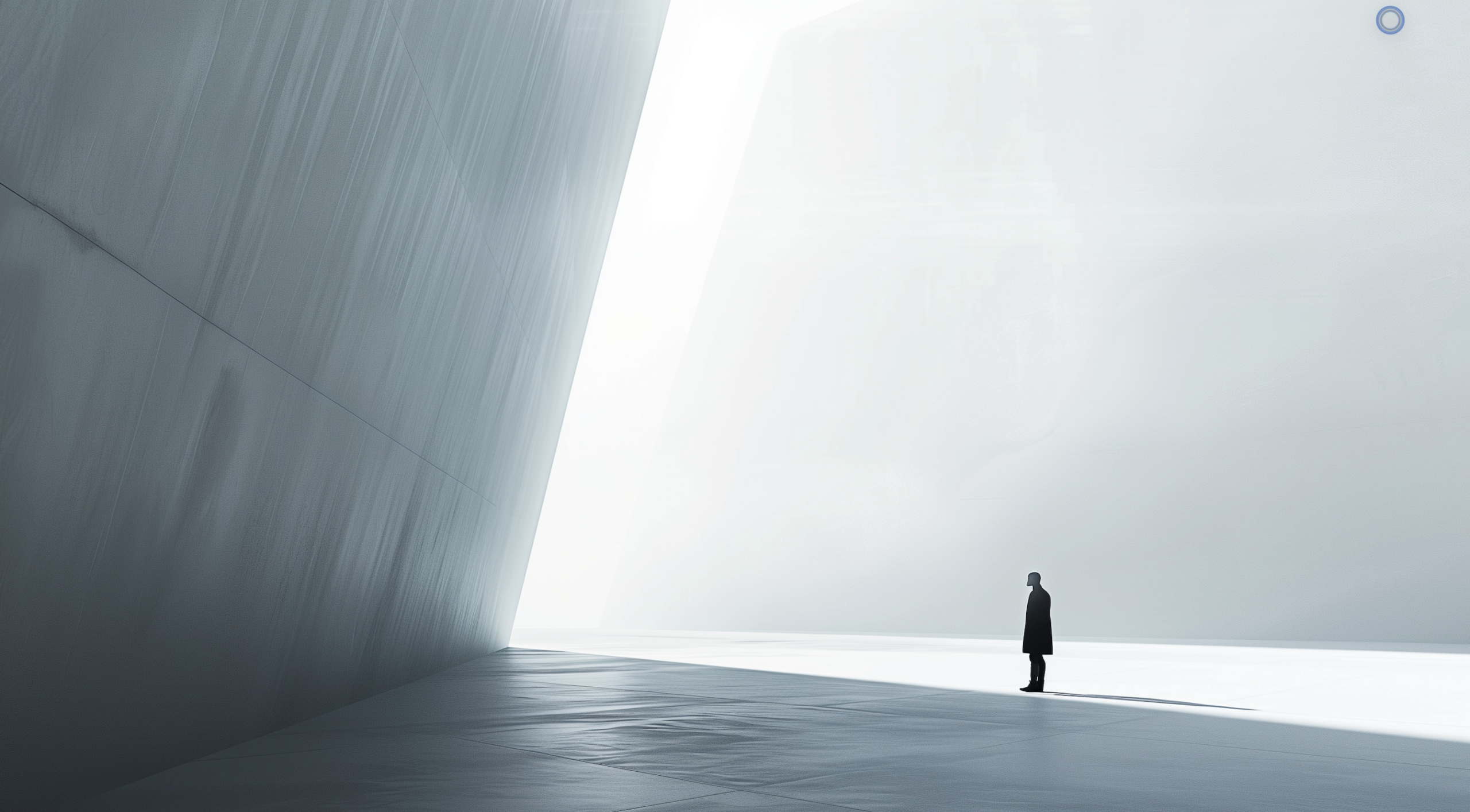 Espace architectural vide et lumineux évoquant un moment de décision avant projet